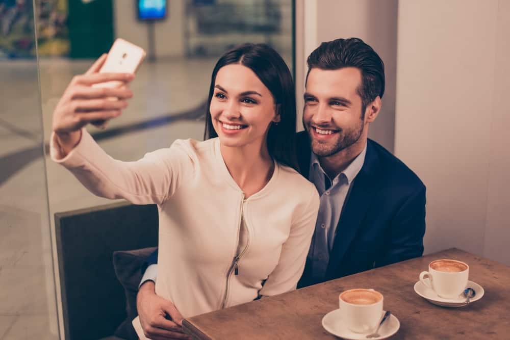 Attraktiv lycklig man och kvinna som älskar att göra selfie