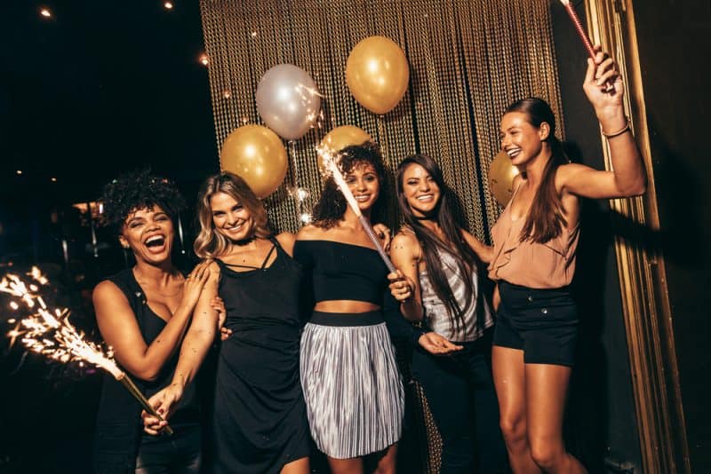 Grupp kvinnor med fyrverkerier på festen