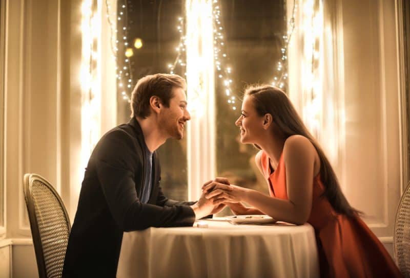 Söta par som har en romantisk middag