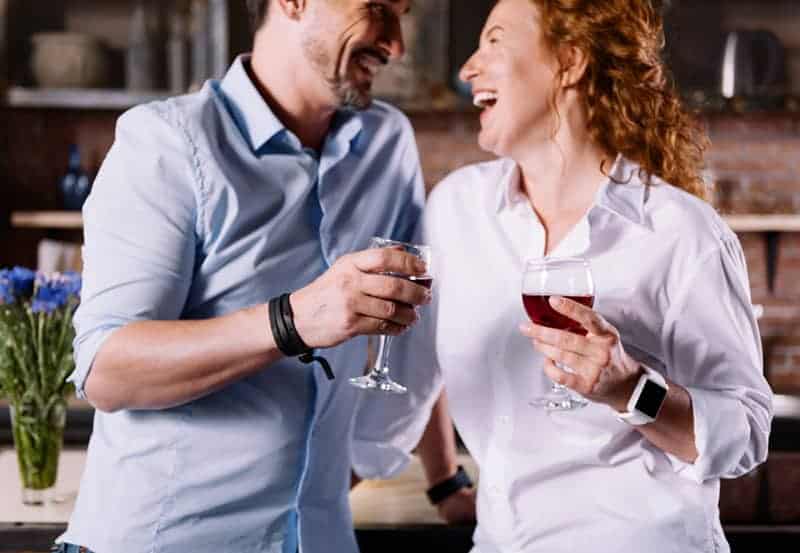 le man och kvinna som håller vin