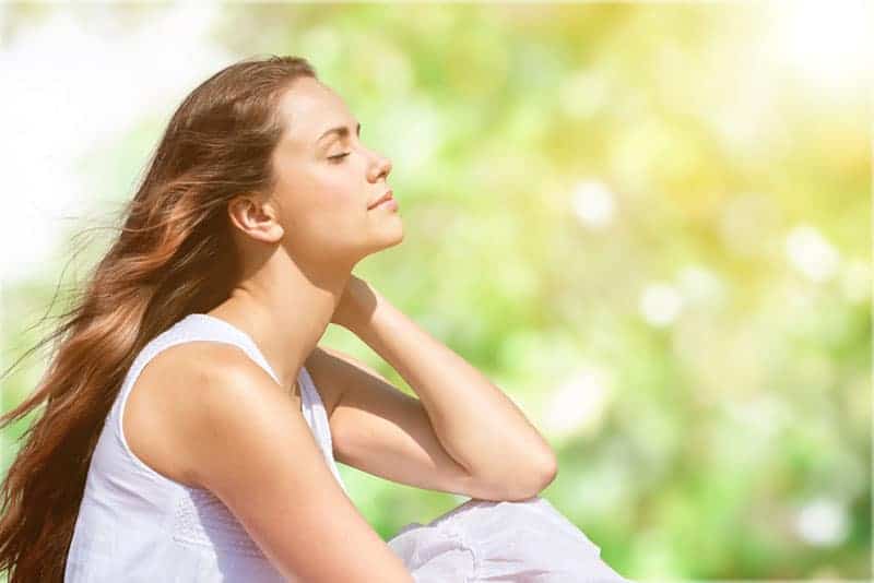 lugn ung kvinna mediterar utomhus