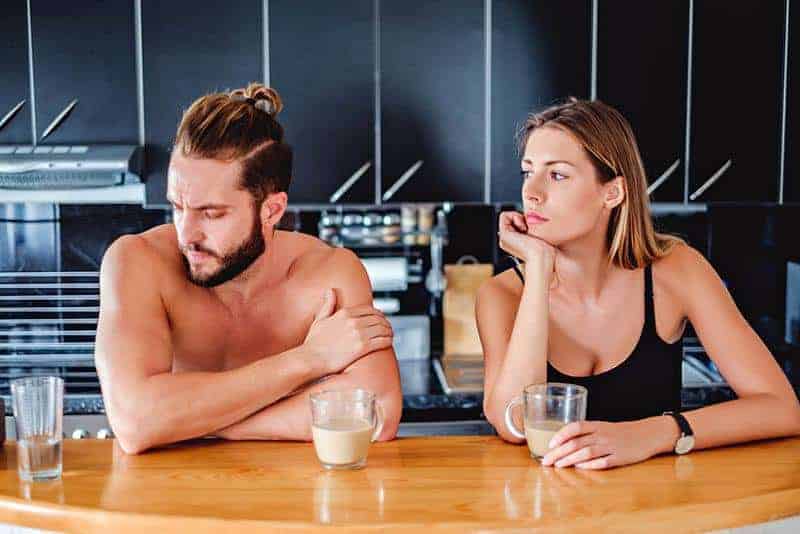 olycklig man och kvinna som dricker kaffe