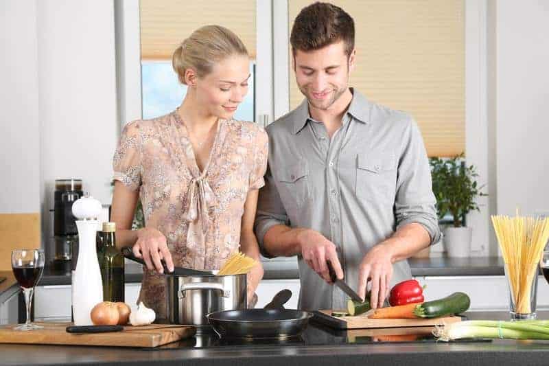 par som lagar mat tillsammans i köket