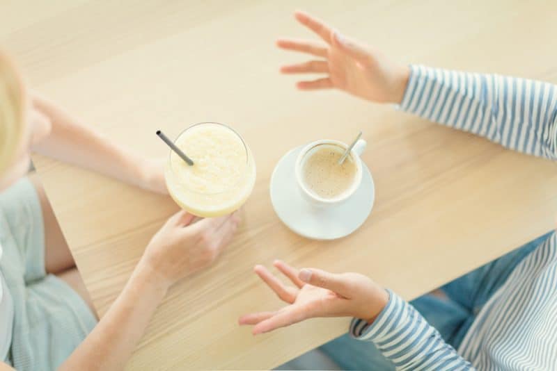 två kvinnor som dricker kaffe