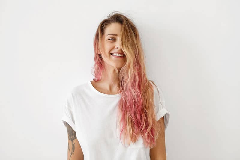 vacker kvinna med blont och rosa hår