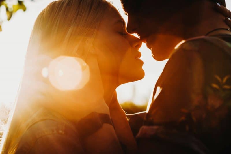 vackra unga par som väntar på att kyssa under sin restid
