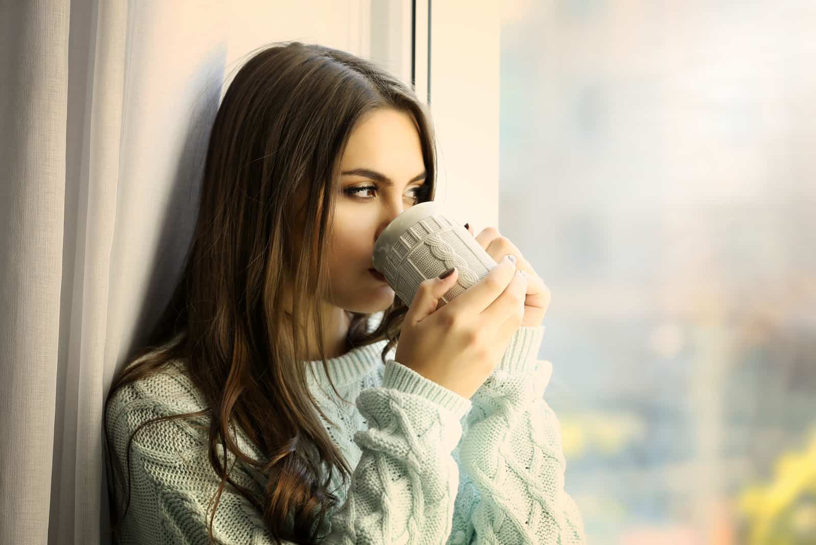 Kvinna som dricker kaffe