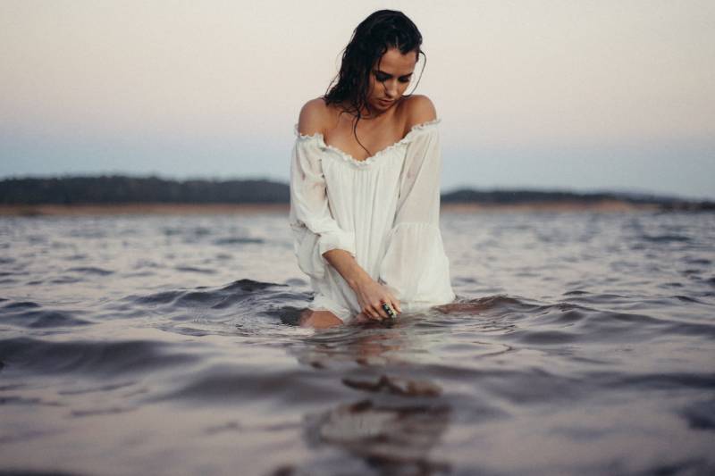 Kvinna som poserar i vattnet