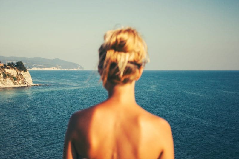 blond kvinna som ser havet