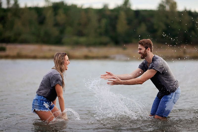 man och kvinna som leker på vattnet
