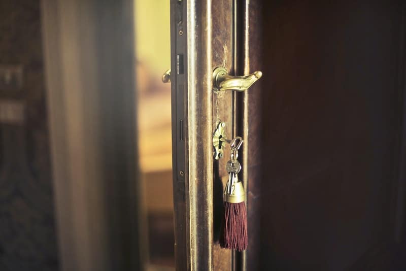öppen dörr med nyckel i lås
