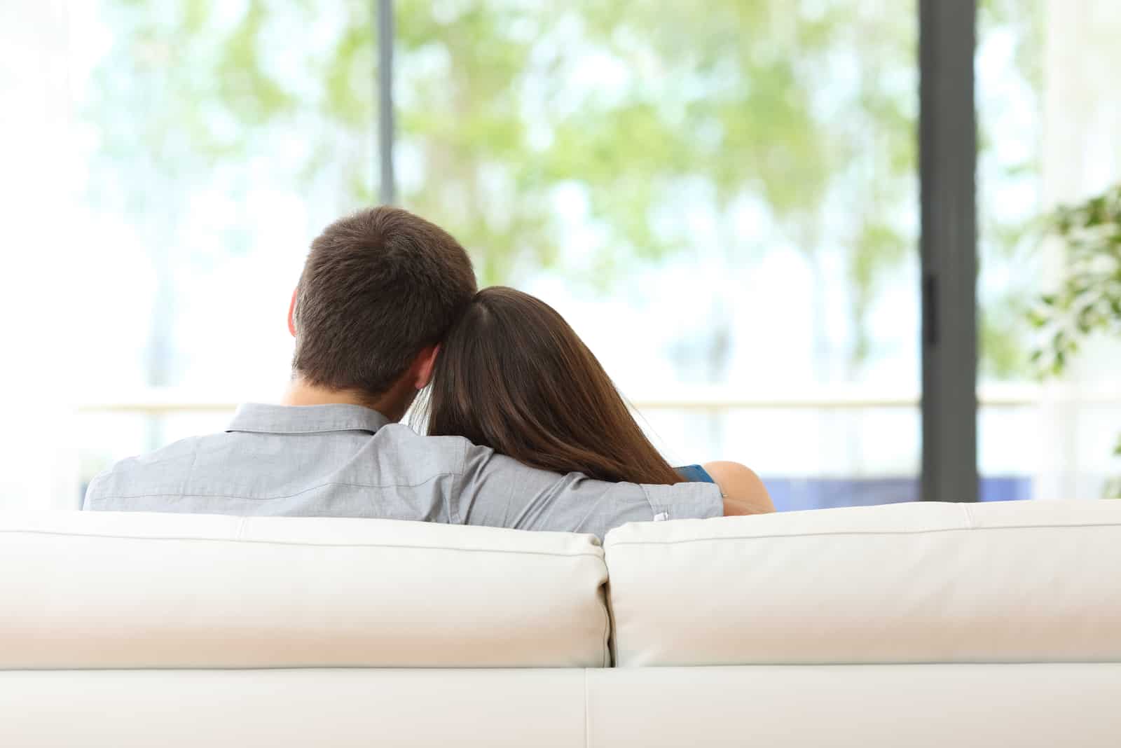 par kramar medan du sitter på soffa