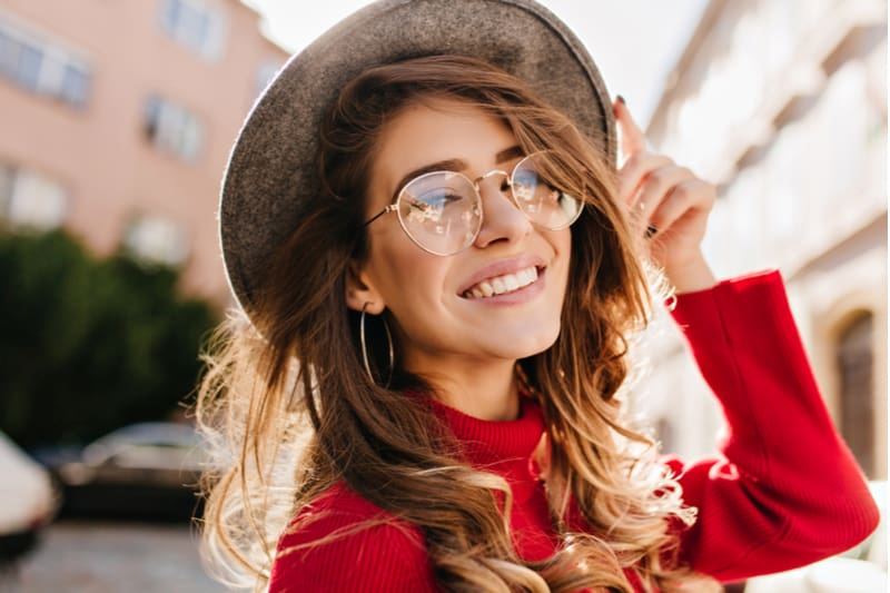 porträtt av en vacker leende brunett med glasögon