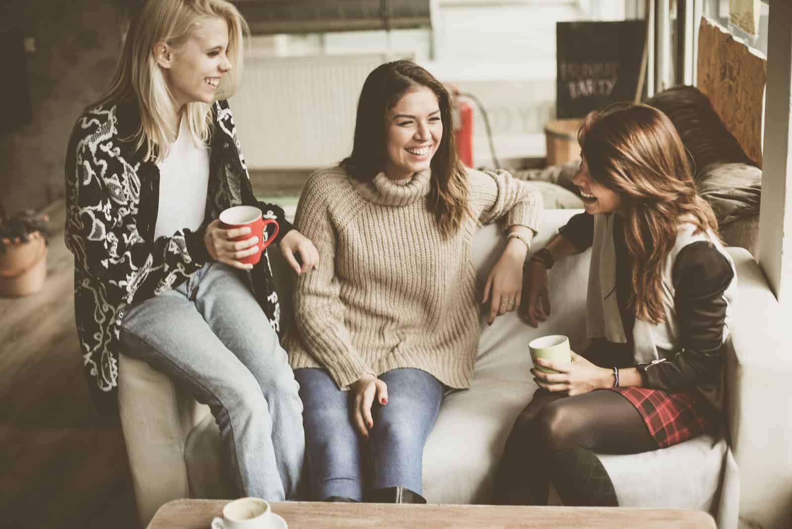 tre kvinnor som dricker kaffe