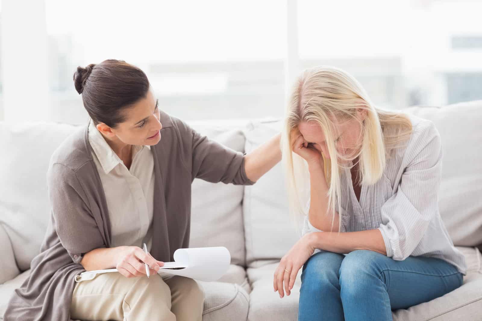 Terapeut som tröstar upprörd kvinna