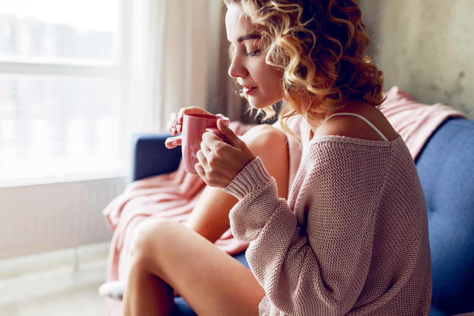 fundersam kvinna som dricker kaffe tidigt på morgonen