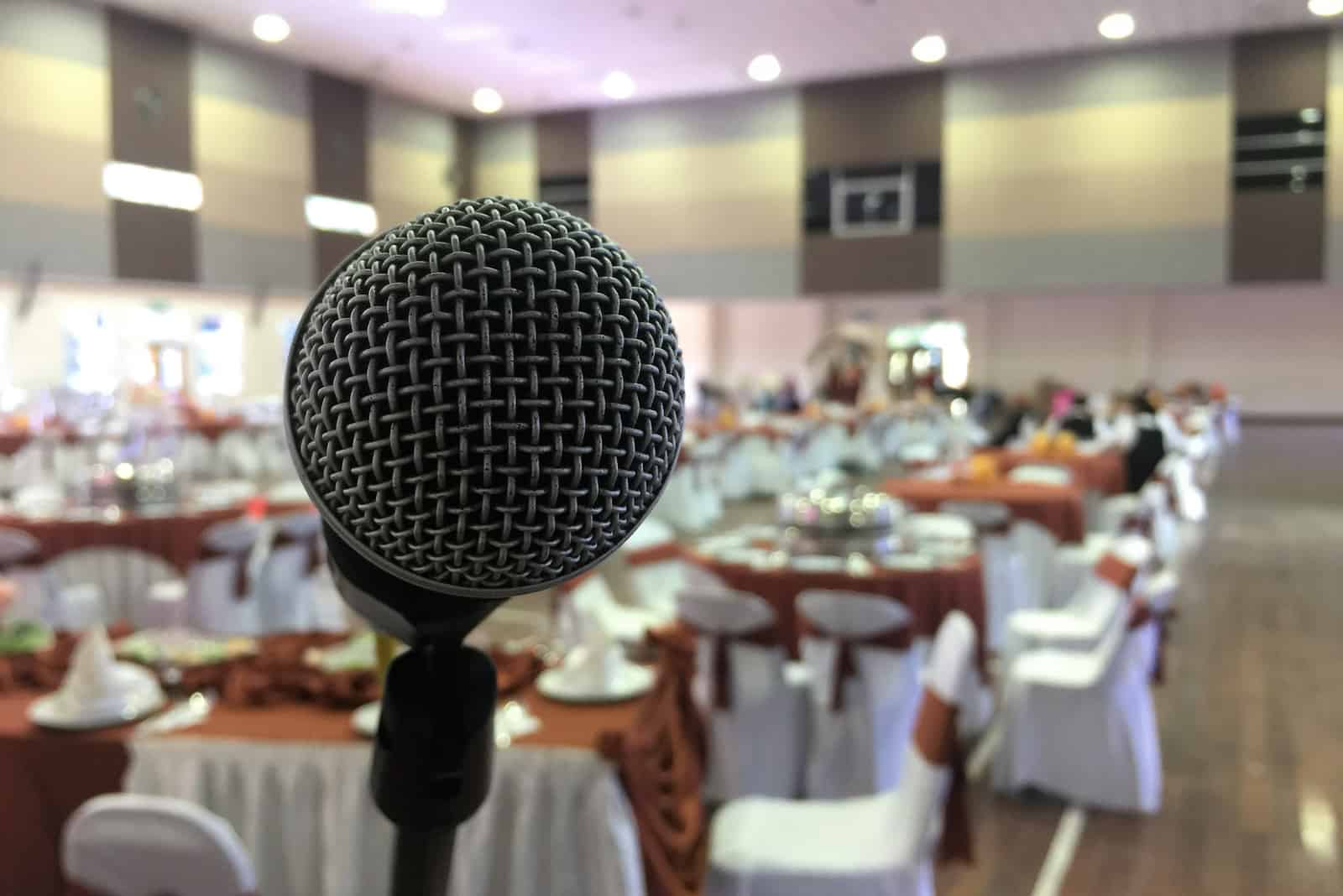 mikrofon på en deejay och emcee-scen på en bröllopsceremoni i stor hall