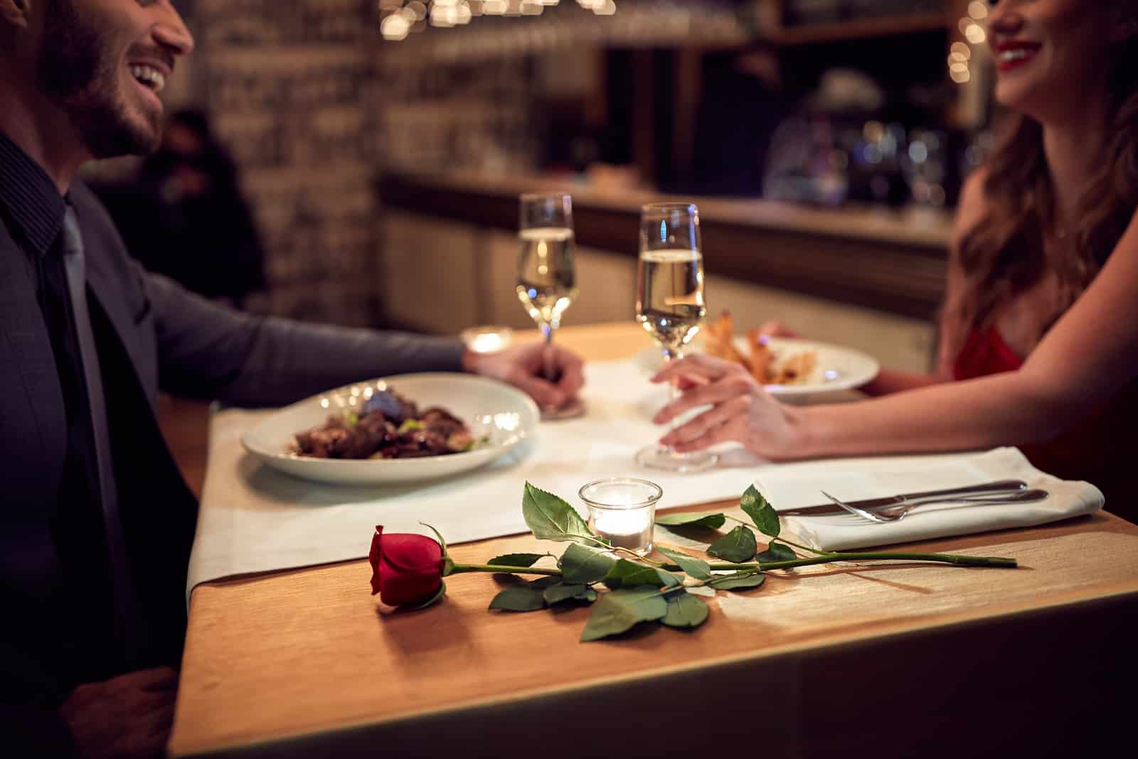 Par har en romantisk kväll i restaurangen