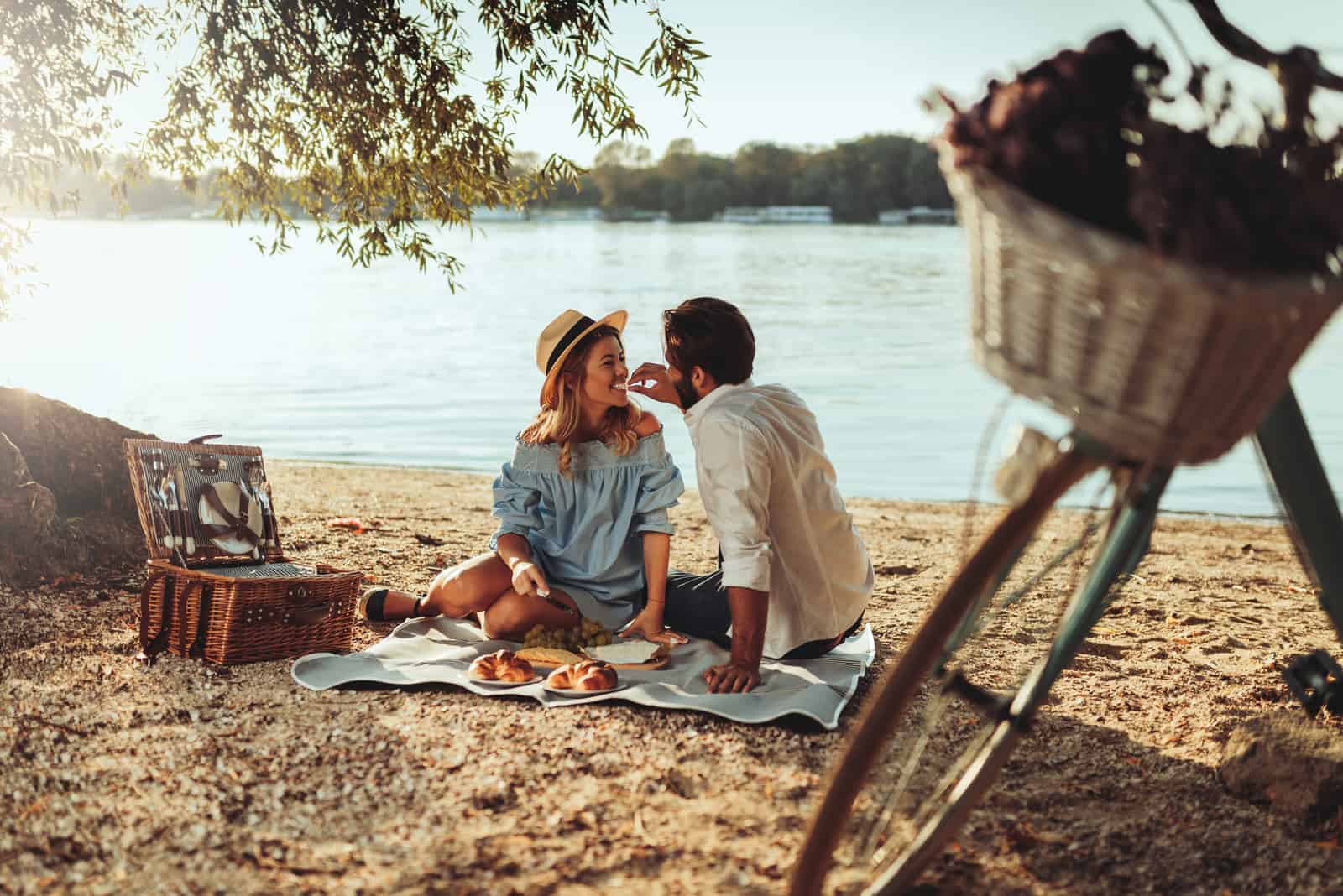 Par i kärlek som tycker om picknicktid