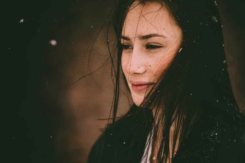 sorglig-kvinna som gråter i snön