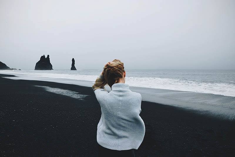 ensam kvinna på stranden