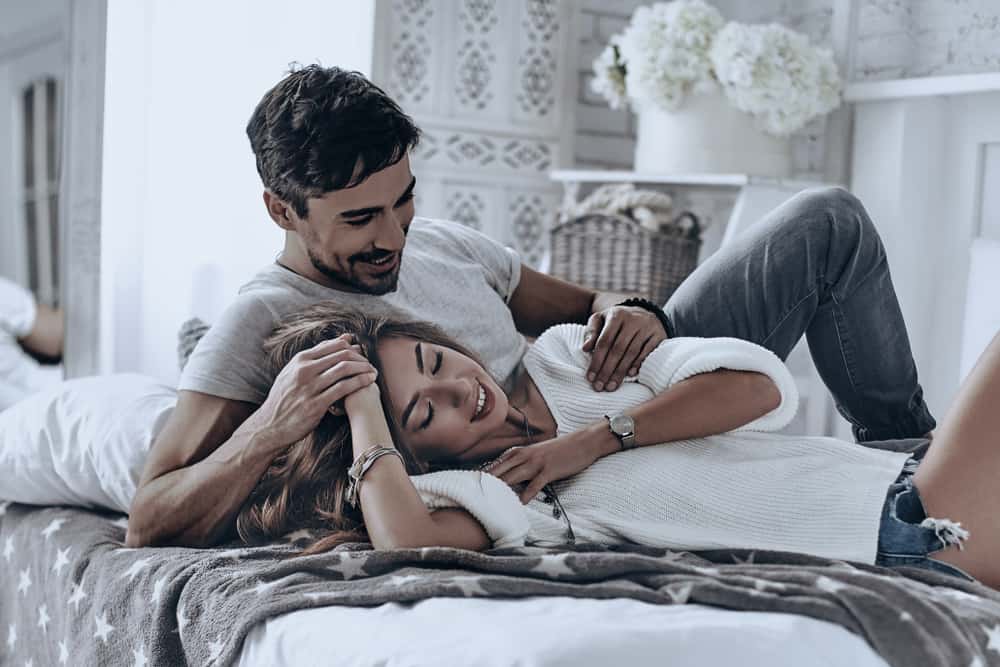 9 Säkra Tecken På Att En Man Är Kraftigt Attraherad Av Dig