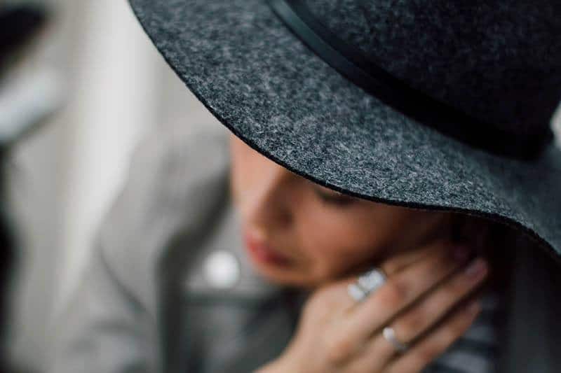 elegant kvinna som bär grå hatt