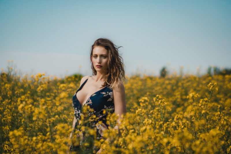 kvinna stående på blomma fält