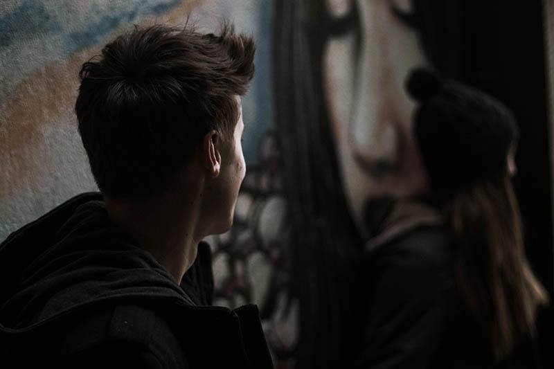 10 Tecken På Att Han Har En Tjej Vid Sidan Om