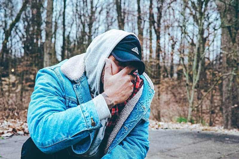 5 Tecken På Att Han Är Känslomässigt Otillgänglig (Det Är Inte Värt Att Gå Ut Med Honom)