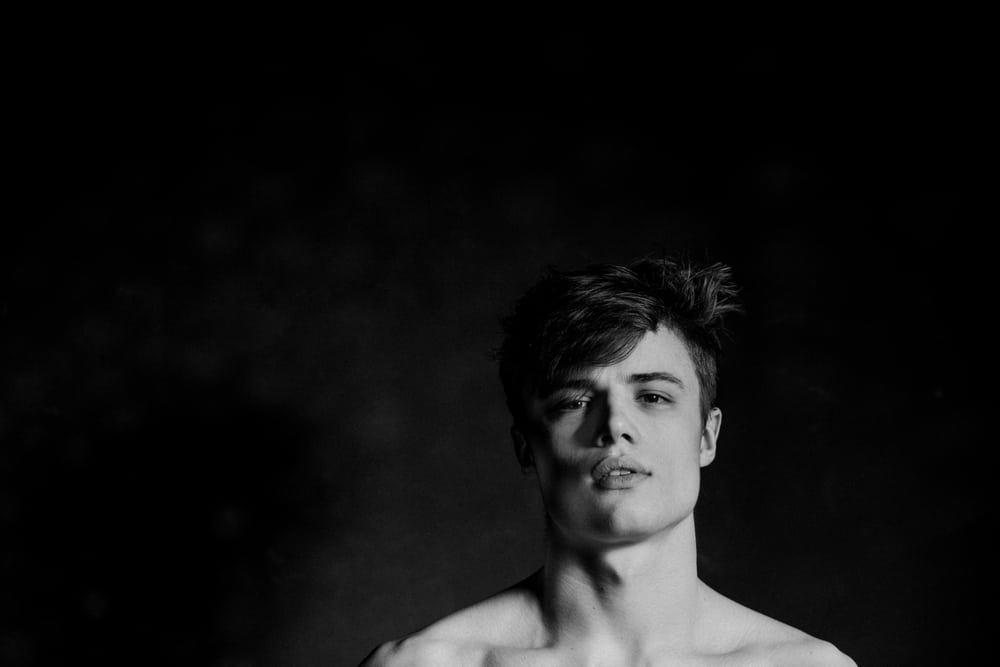 Nöj Dig Inte Med En Pojke Som Inte Är Redo Att Vara En Man