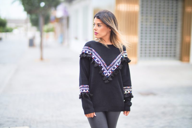 flicka som bär tröja som går på gatan stad