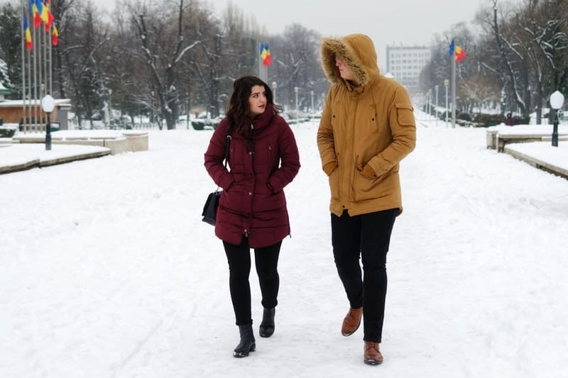 man och kvinna som går på vintern