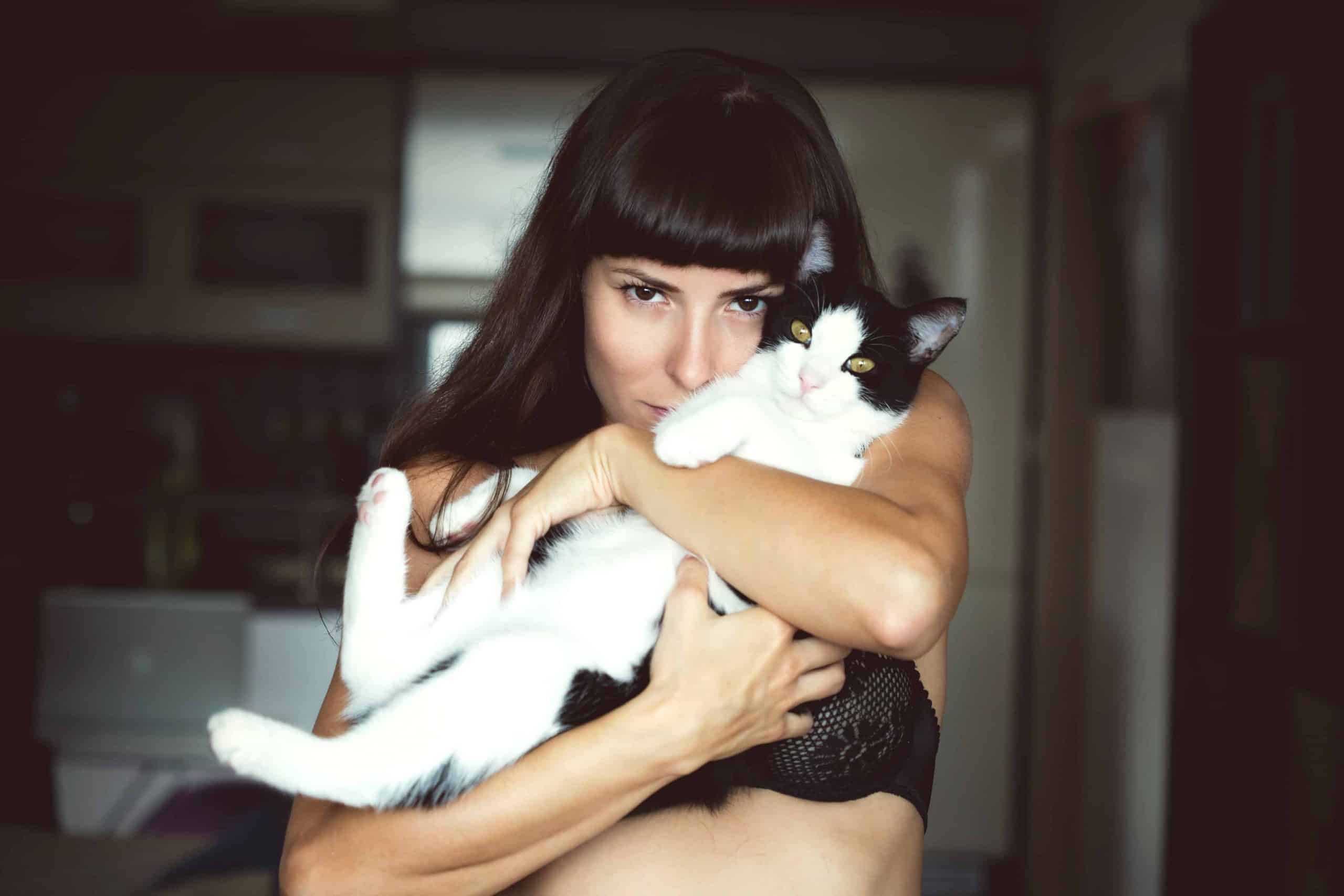 sexig kvinna som håller sin katt