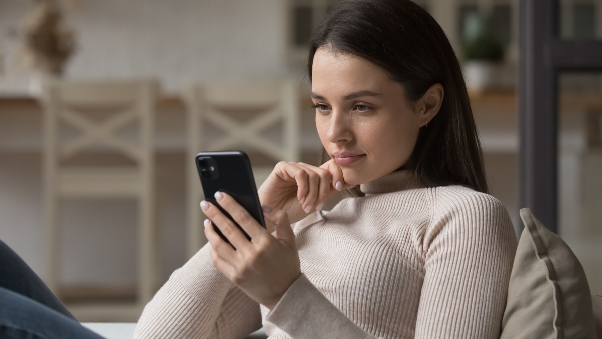 kvinna som laeser telefonen
