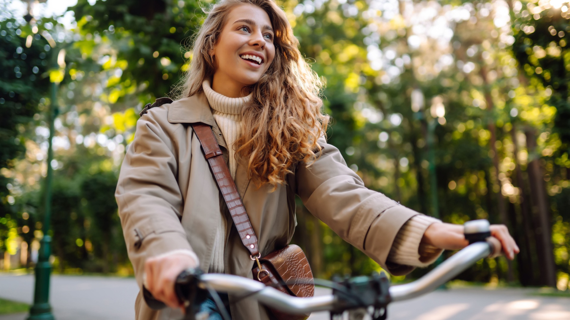 kvinna pae en cykel