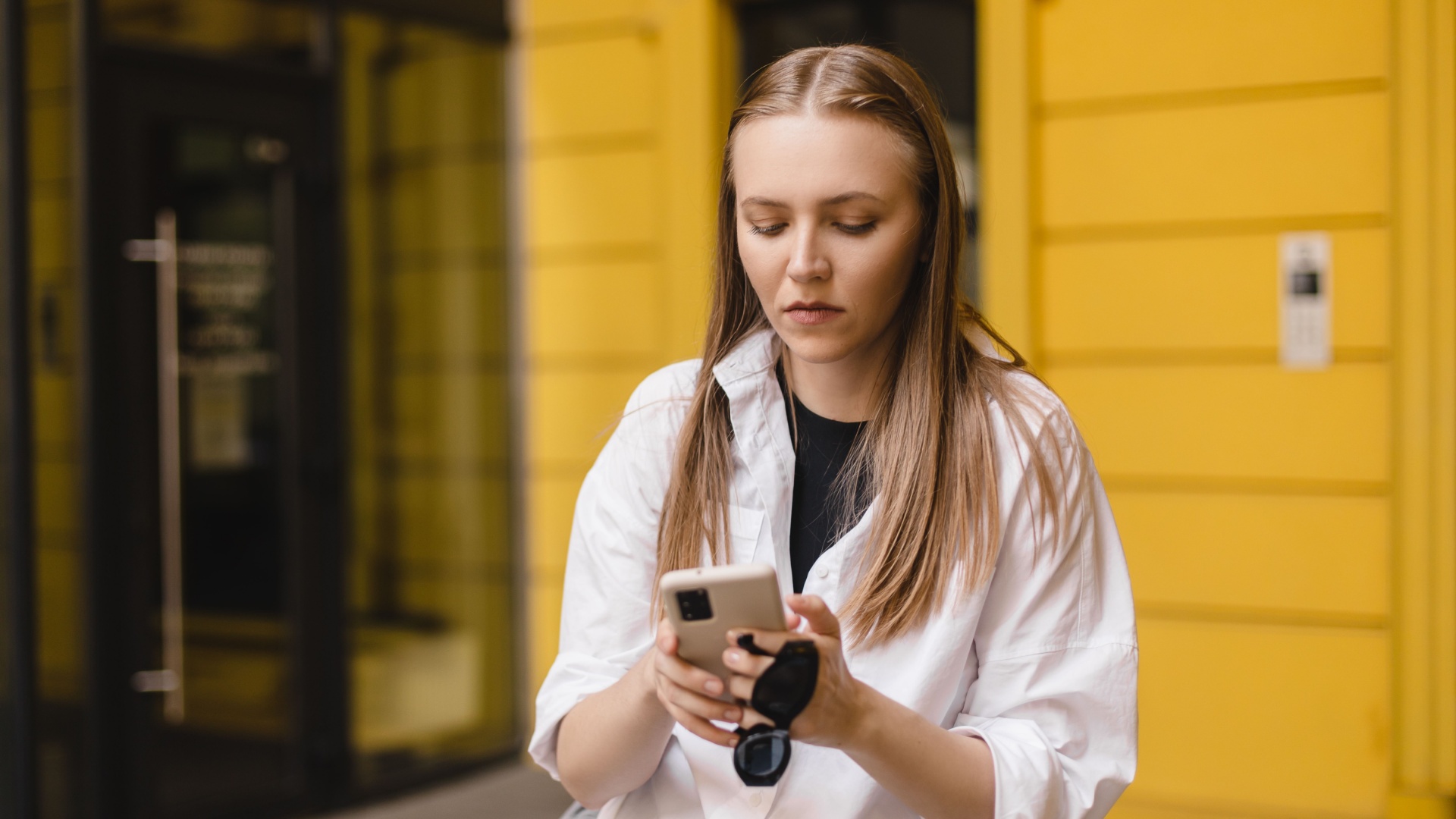 kvinna som skriver pae telefonen