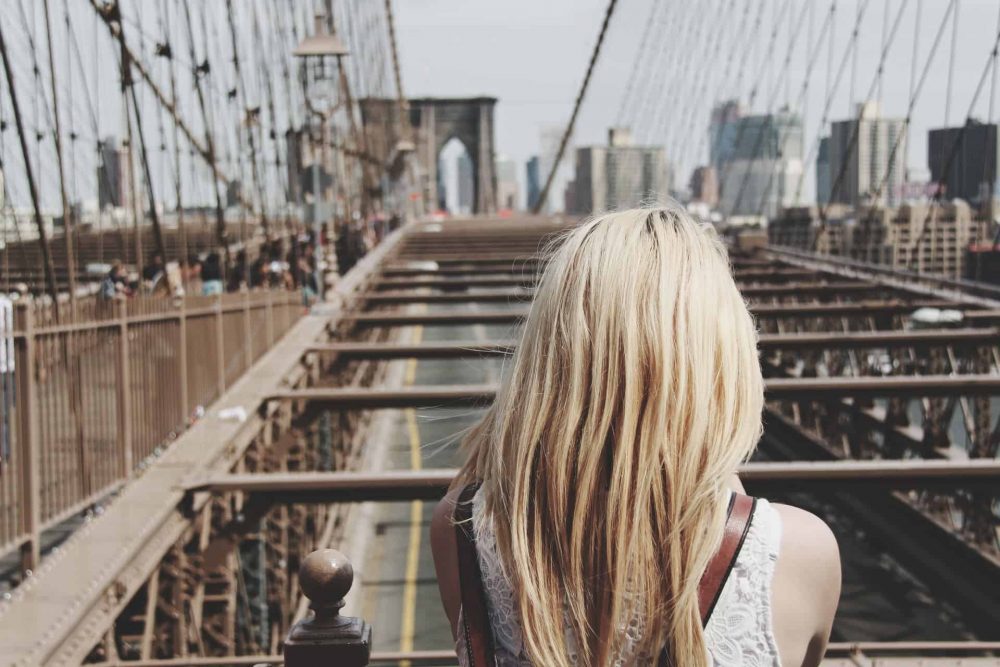 blond kvinna som står på bron