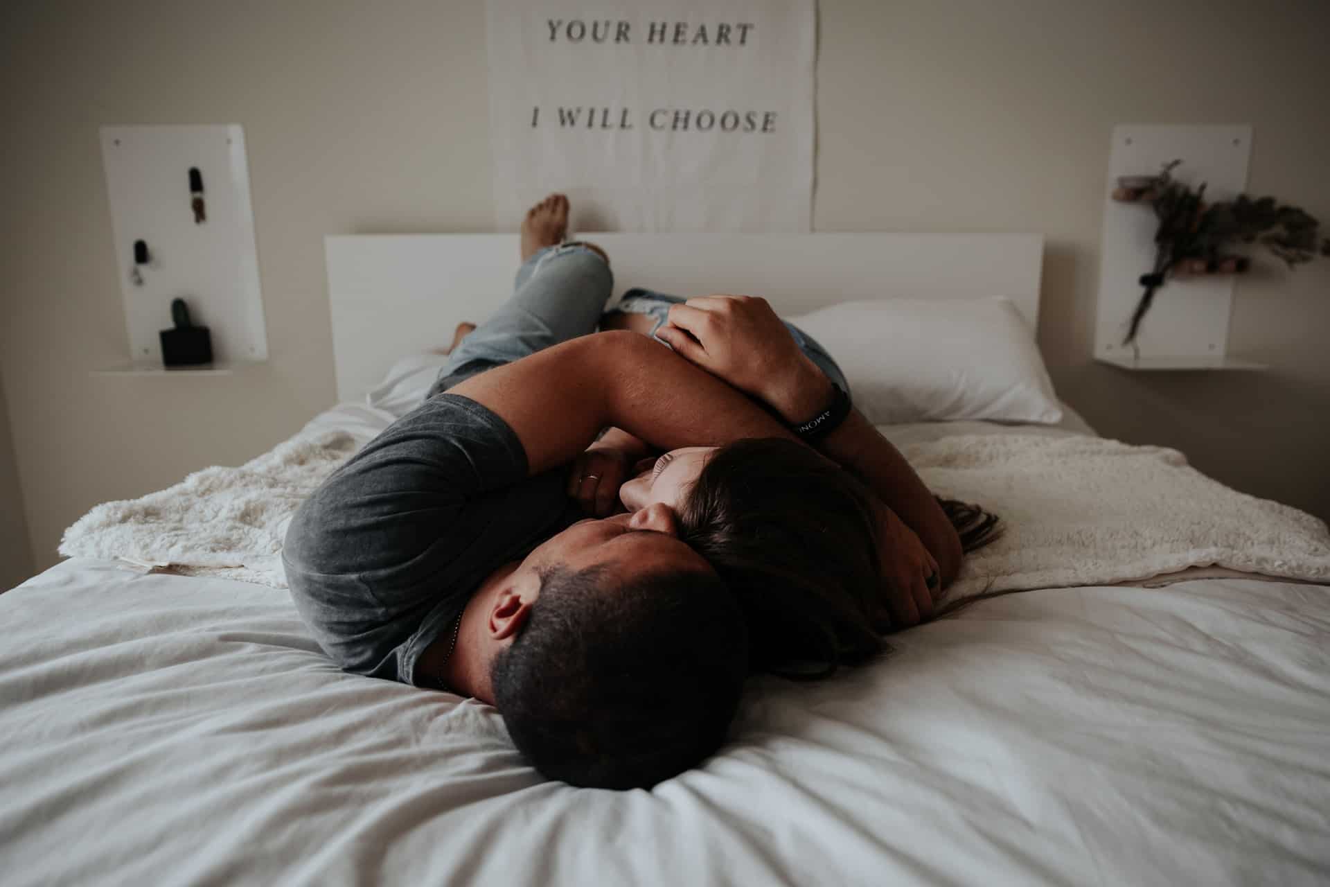 par som kramar i sängen