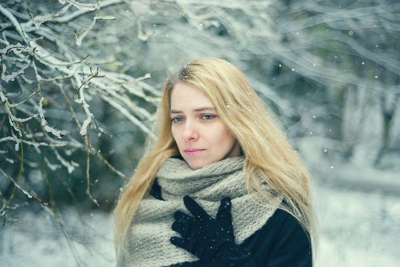 kvinna på vintern med vit halsduk