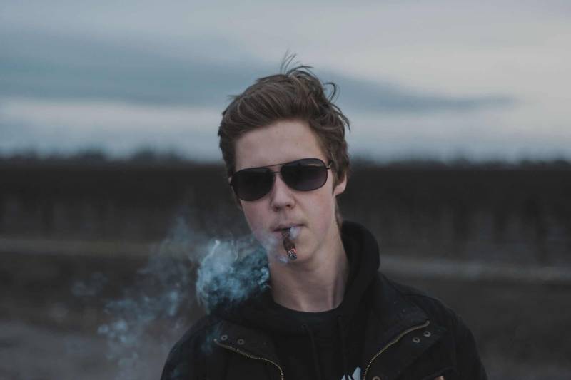 ung man röker cigarett