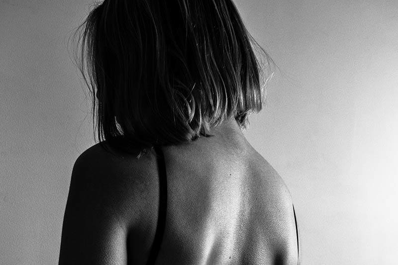 svartvitt foto av kvinnans rygg