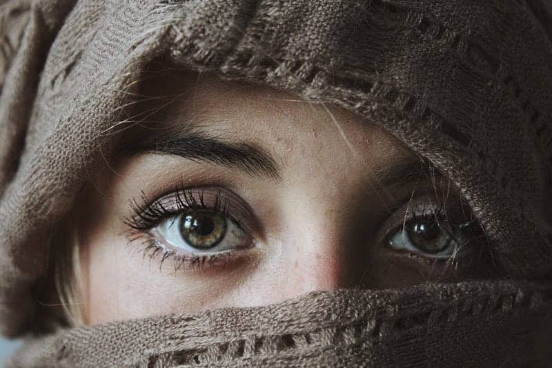 kvinnas blå ögon