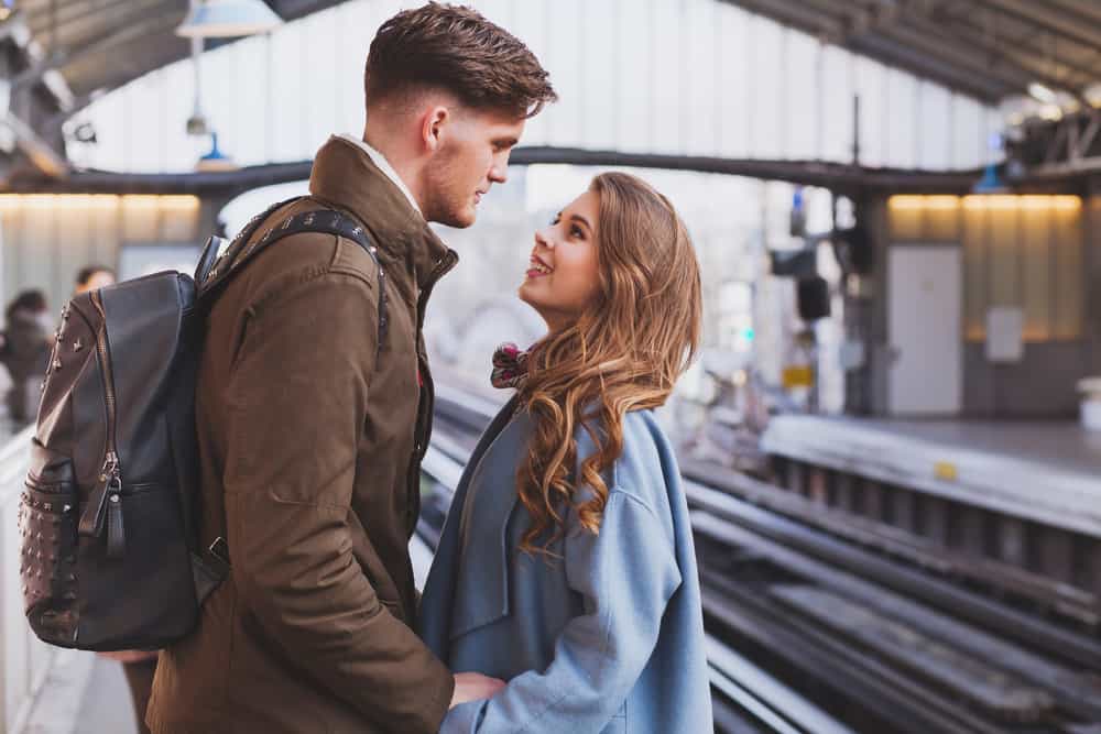 man och kvinna på tågstationen
