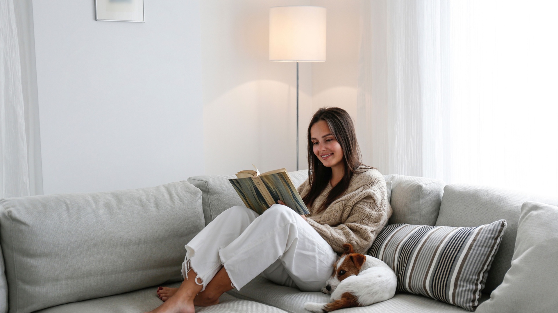 glad kvinna laeser en bok