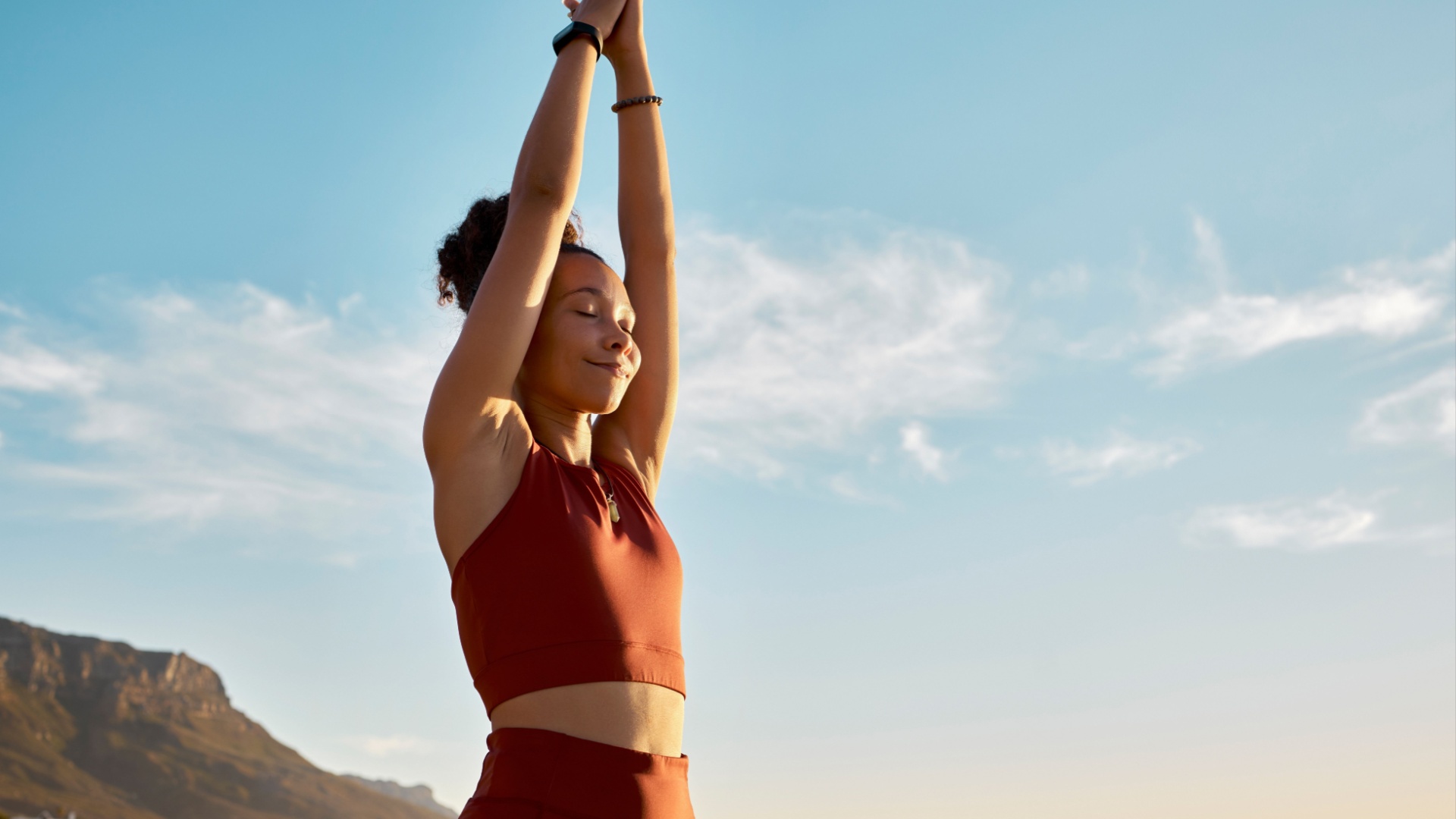 kvinna goer yoga