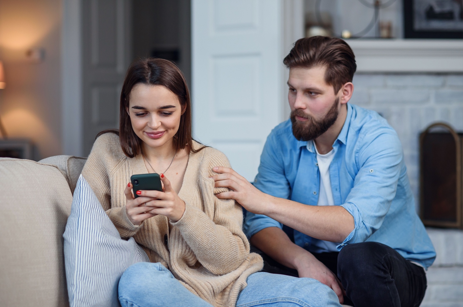 man spionerar kvinnans telefon