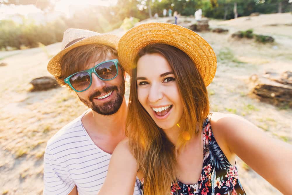 Lyckliga resande par som gör selfie bergbakgrund