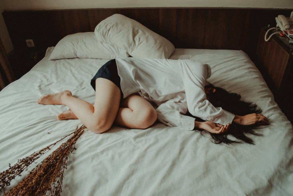frustrerad kvinna ledsen i sängen