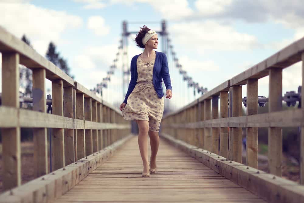 kvinna går på bron
